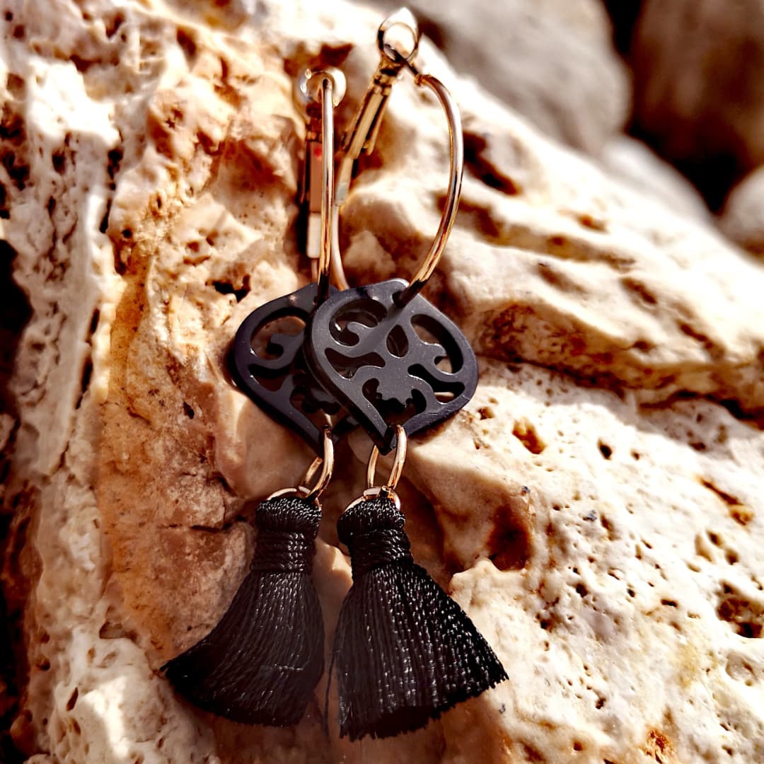 Creolen mit kleinem Ornament Anhänger und Seidenquaste